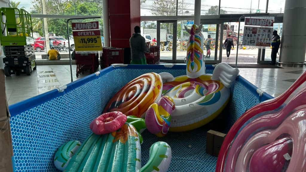 Piscinas en ventas en una tienda de Santo Domingo.