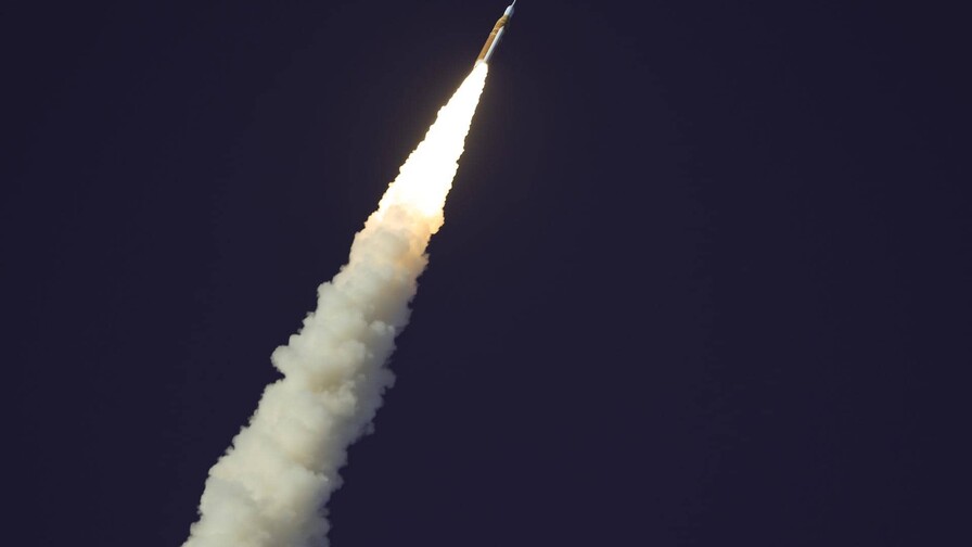 Artemis II afronta hoy el reto de tomar la autopista a la Luna o volver a la Tierra