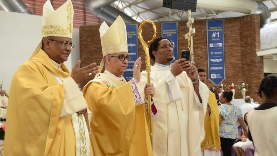 Arzobispo de Santiago llama a sacerdotes a renovar su vocación y advierte sobre retos del ministerio