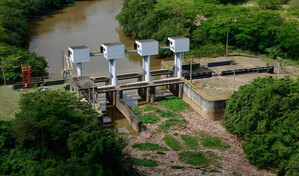 Dram&aacute;tica acumulaci&oacute;n de desperdicios en el principal acueducto de Santo Domingo Este