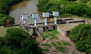 Dram&aacute;tica acumulaci&oacute;n de desperdicios en el principal acueducto de Santo Domingo Este