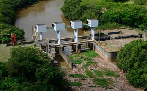 Dram&aacute;tica acumulaci&oacute;n de desperdicios en el principal acueducto de Santo Domingo Este