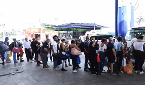 Entre maletas y bultos, cientos abandonan la capital para vivir la Semana Santa en el interior