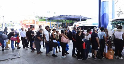 Entre maletas y bultos, cientos abandonan la capital para vivir la Semana Santa en el interior