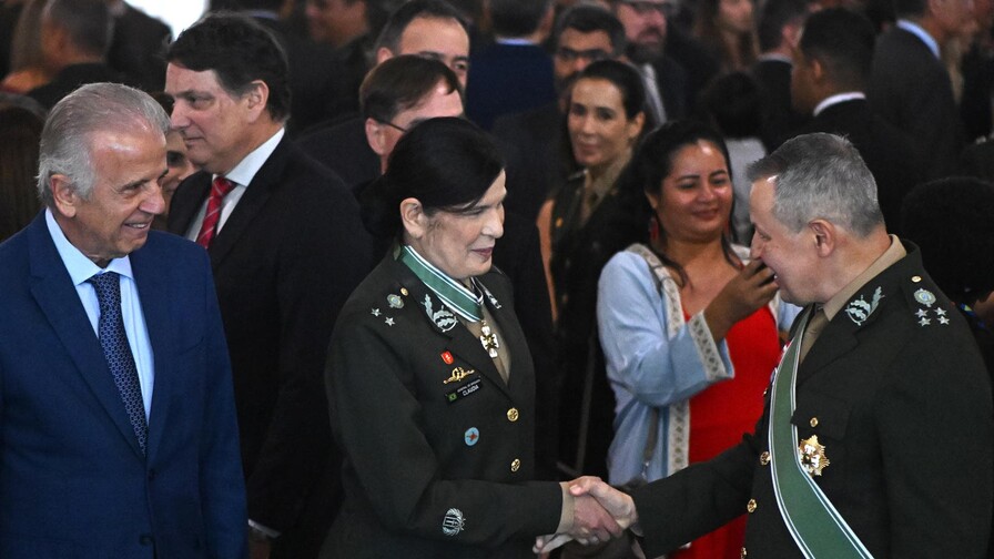 Asciende a general la primera mujer en la historia del Ejército de Brasil