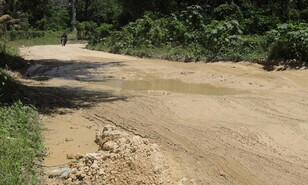 Pobladores de El Naranjo exigen a Obras P&uacute;blicas la reparaci&oacute;n de su carretera