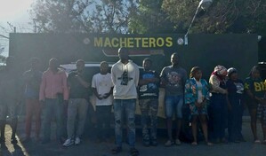 &iquest;C&oacute;mo caben 16 personas en una yipeta? Detienen indocumentados haitianos en Valverde