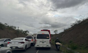 &Eacute;xodo de visitantes rumbo al sur provoca tapones este Jueves Santo