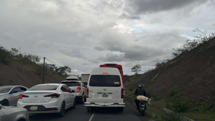 &Eacute;xodo de visitantes rumbo al sur provoca tapones este Jueves Santo