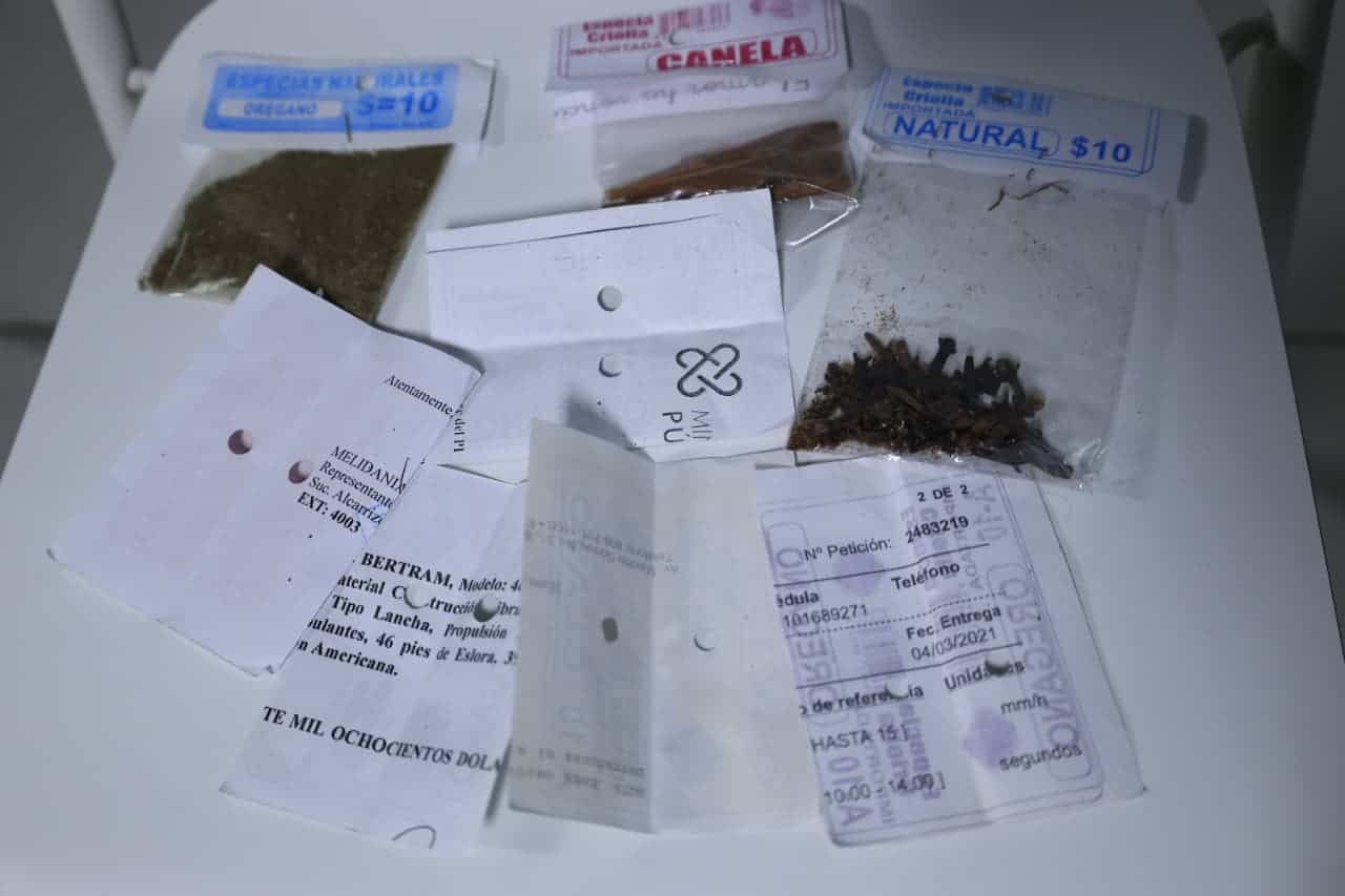 Algunas especias de venta en los colmados carecen de registro sanitario y exponen datos personales.