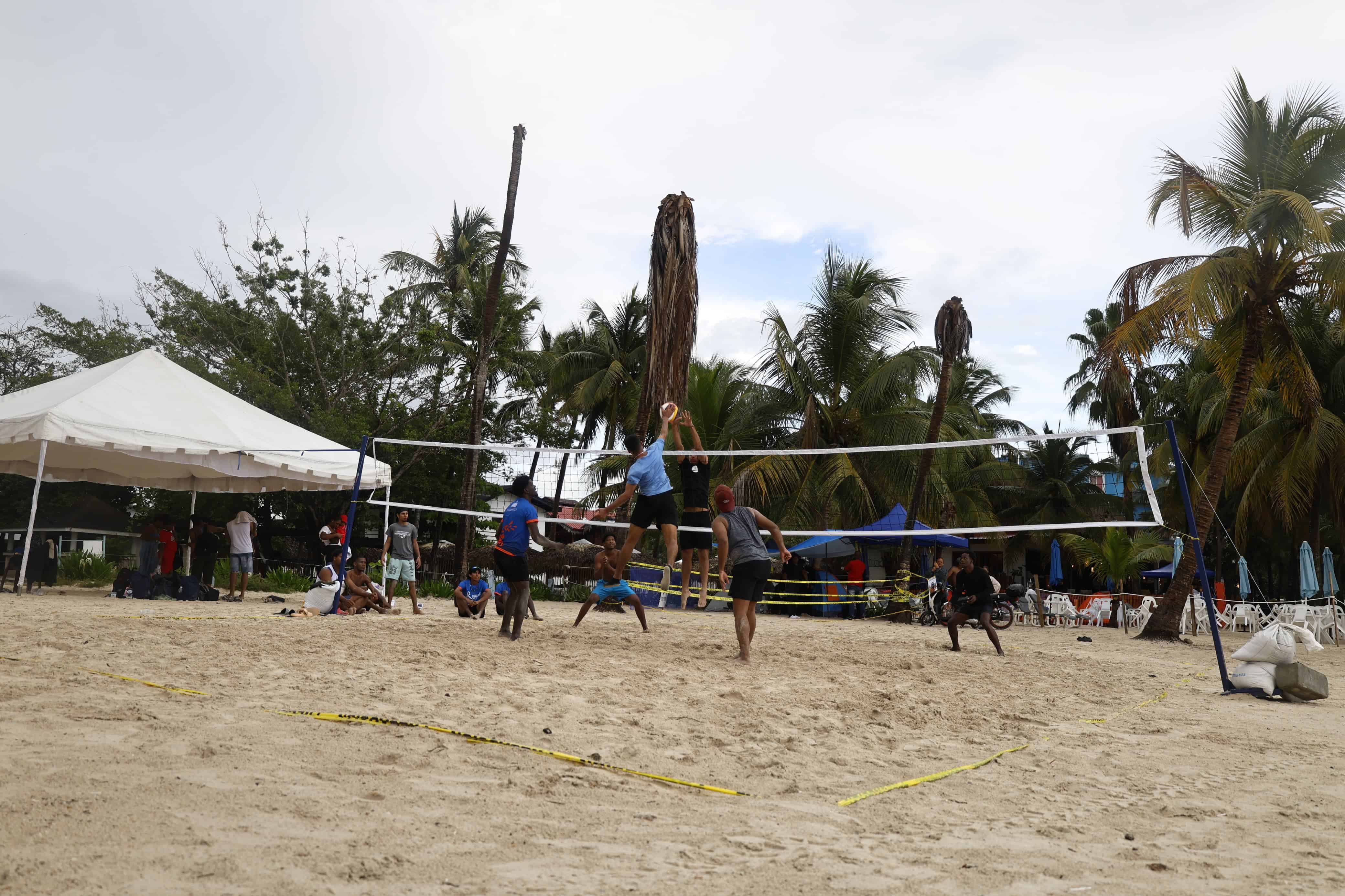 Personas juegan en Boca Chica.