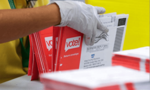 Exgobernador de Nueva Jersey niega conocer error de registro de inmigrantes como votantes