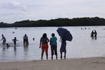 Las lluvias no impidieron que ba&ntilde;istas disfrutaran de las playas de Boca Chica y Guayacanes