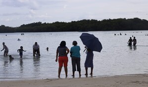 Las lluvias no impidieron que bañistas disfrutaran de las playas de Boca Chica y Guayacanes