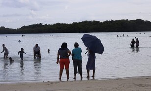 Las lluvias no impidieron que ba&ntilde;istas disfrutaran de las playas de Boca Chica y Guayacanes