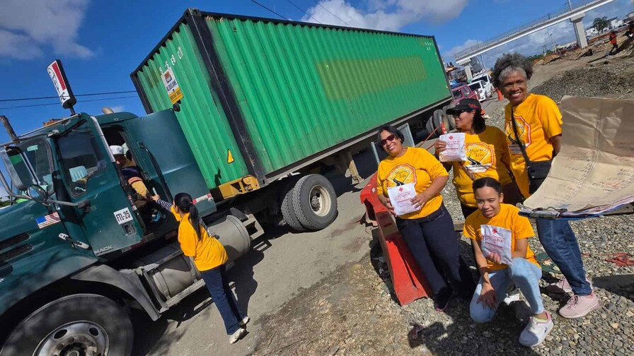 Mujeres en la V&iacute;a distribuyen kits con medicamentos y mensajes preventivos por Semana Santa
