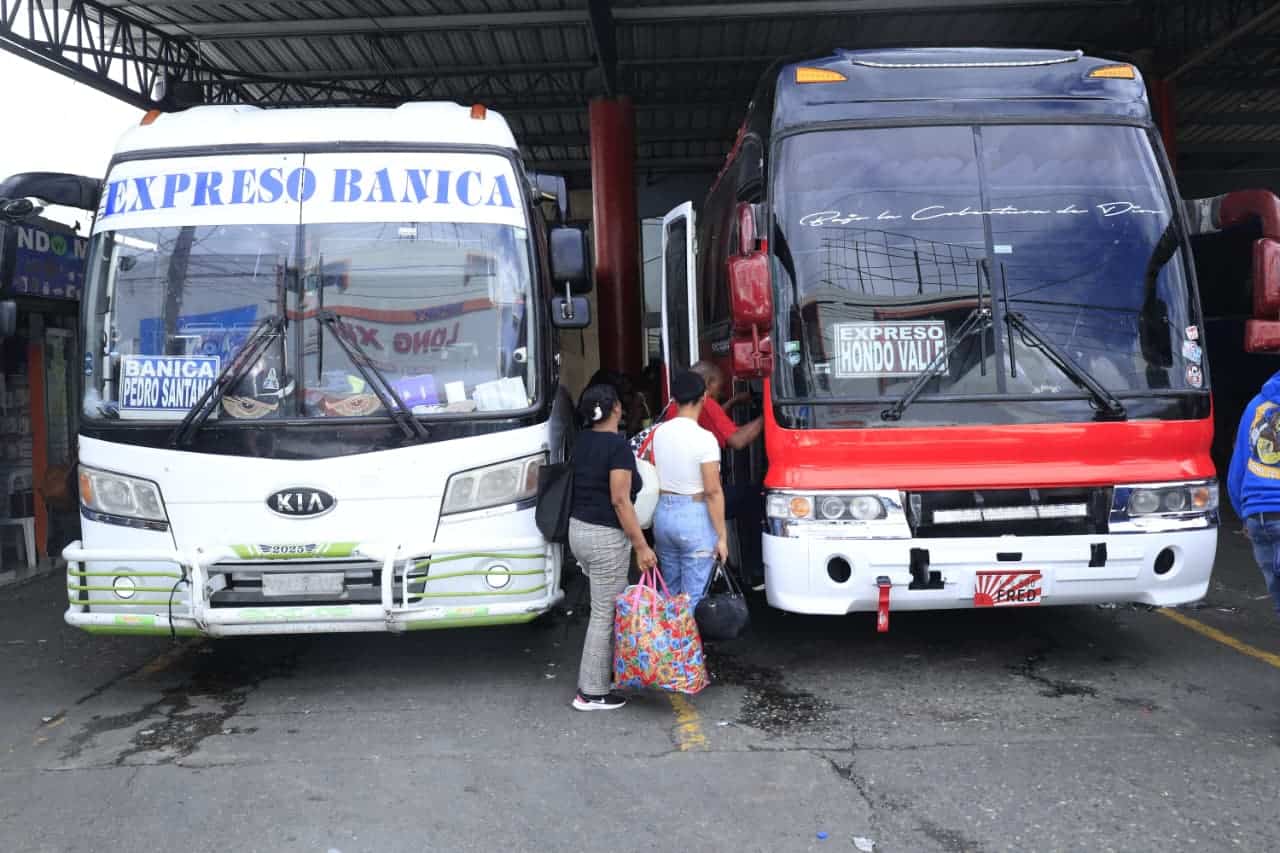 J&oacute;venes abordan uno de los buses que viaja hacia la provincia El&iacute;as Pi&ntilde;a, espec&iacute;ficamente al municipio Hondo Valle.