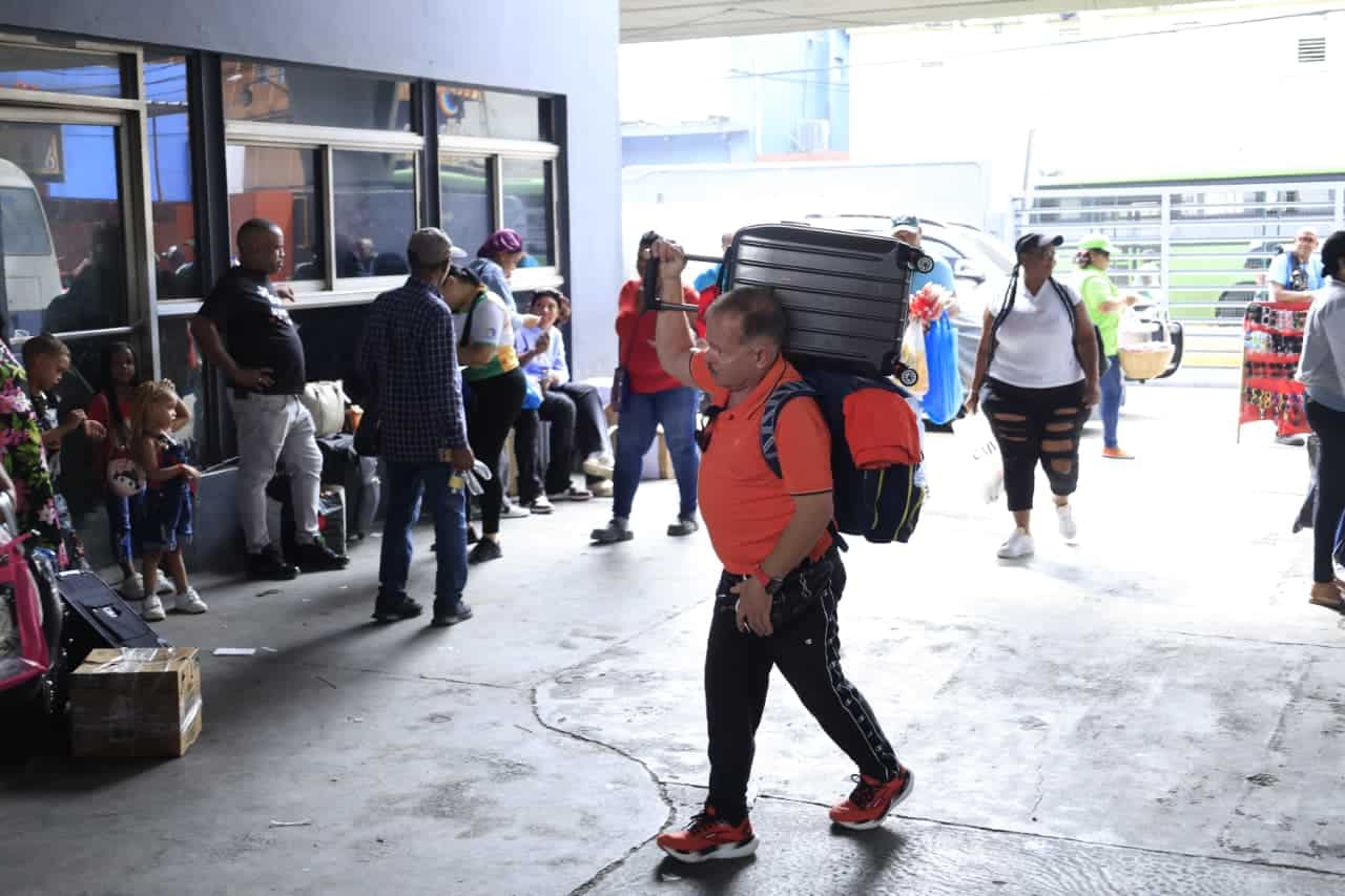 Un se&ntilde;or arriba con una maleta al hombro a una de las paradas de la regi&oacute;n Este.