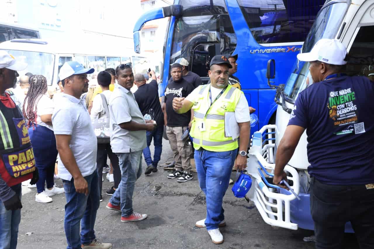 Miembros del Intrant garantizan que los autobuses est&eacute;n en condiciones &oacute;ptimas antes de salir.