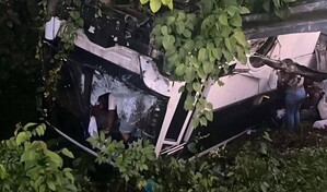 Autob&uacute;s de pasajeros y yipeta chocan en autopista de Saman&aacute;; reportan 25 heridos