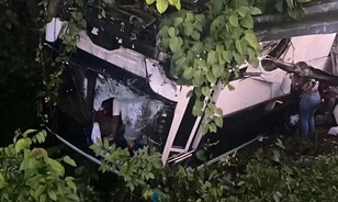 Autob&uacute;s de pasajeros y yipeta chocan en autopista de Saman&aacute;; reportan 25 heridos