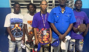 Policía detiene a cinco personas por realizar fiesta de gagá en la madrugada en Villa Hermosa