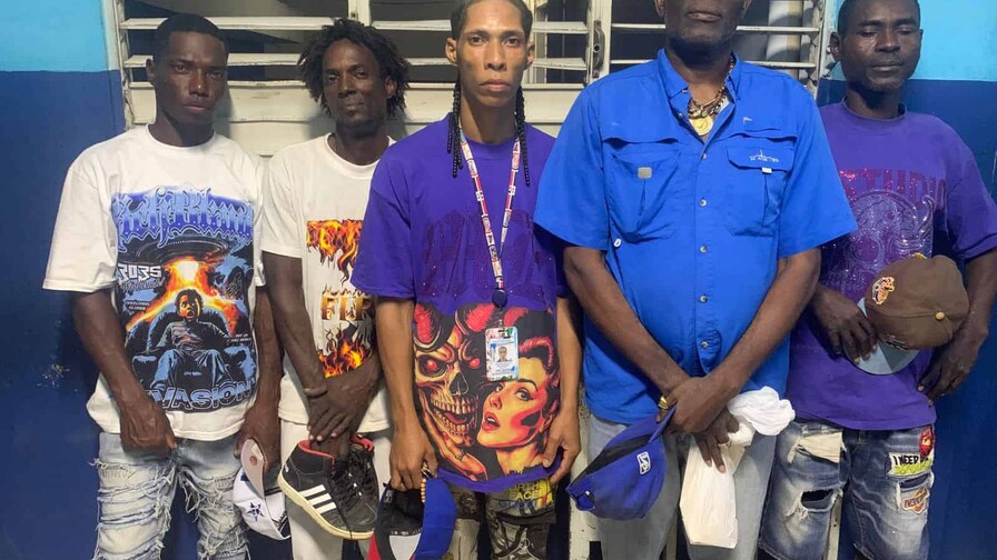 Policía detiene a cinco personas por realizar fiesta de gagá en la madrugada en Villa Hermosa Policía detiene a cinco personas por realizar fiesta de gagá en la madrugada en Villa Hermosa