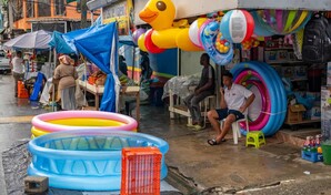 Tiendas y puestos informales ofertan piscinas, la diversi&oacute;n de los barrios en Semana Santa