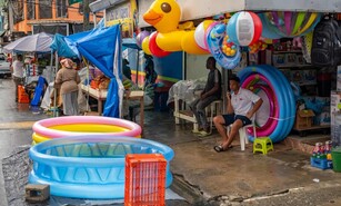 Tiendas y puestos informales ofertan piscinas, la diversi&oacute;n de los barrios en Semana Santa
