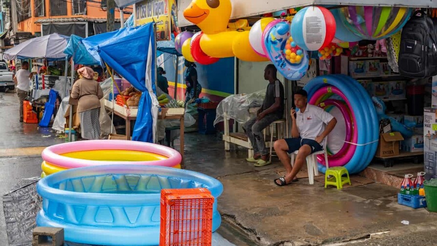 Tiendas y puestos informales ofertan piscinas, la diversi&oacute;n de los barrios en Semana Santa