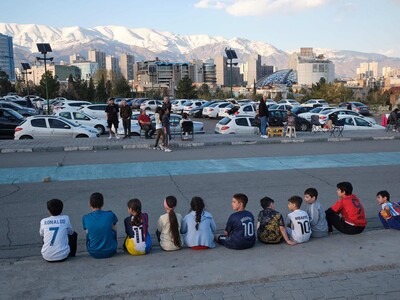 Iraníes tratan de seguir con sus vidas ante guerra en Medio Oriente
