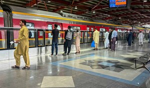 Pakistán anuncia transporte público gratuito en medio de la crisis energética