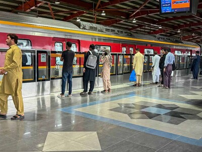 Pakistán implementa transporte público gratuito tras crisis de combustible