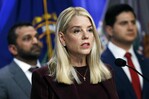 Pam Bondi pas&oacute; muy r&aacute;pido del c&iacute;rculo de confianza de Donald Trump a la fila de los despidos