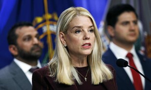 Pam Bondi pas&oacute; muy r&aacute;pido del c&iacute;rculo de confianza de Donald Trump a la fila de los despidos