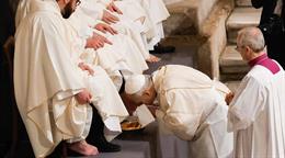 Le&oacute;n XIV reza tendido en el suelo de la bas&iacute;lica vaticana por la Pasi&oacute;n de Cristo