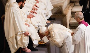 León XIV reza tendido en el suelo de la basílica vaticana por la Pasión de Cristo