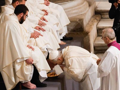 El papa León XIV reza tendido en el suelo de la basílica vaticana