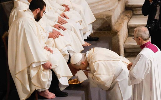 Le&oacute;n XIV reza tendido en el suelo de la bas&iacute;lica vaticana por la Pasi&oacute;n de Cristo