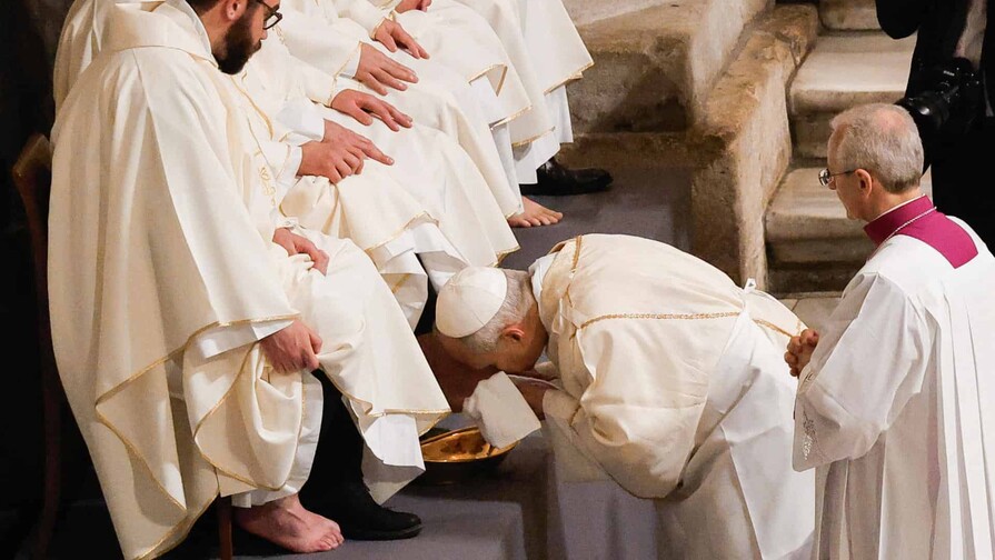 León XIV reza tendido en el suelo de la basílica vaticana por la Pasión de Cristo