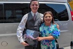Pedro Pascal recibe un regalo de la alcaldesa de Ciudad de México durante filmación