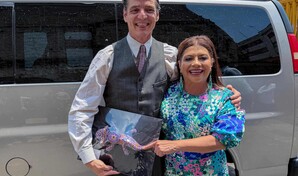 Pedro Pascal recibe un regalo de la alcaldesa de Ciudad de México durante filmación