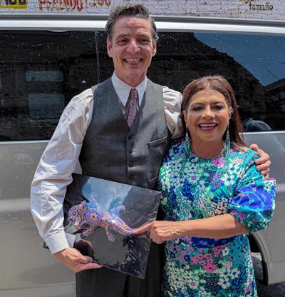 Pedro Pascal recibe un regalo de la alcaldesa de Ciudad de M&eacute;xico durante filmaci&oacute;n