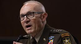 Secretario de Defensa de EE. UU. obtiene la renuncia del jefe del Ej&eacute;rcito de Tierra