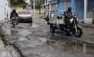 Calles en mal estado y c&uacute;mulo de basura, problemas que afectan sectores de Santo Domingo Este