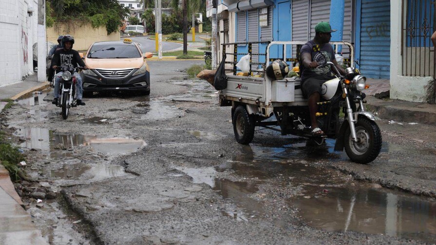 Calles en mal estado y c&uacute;mulo de basura, problemas que afectan sectores de Santo Domingo Este
