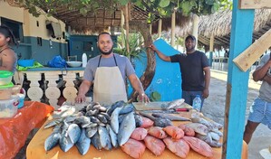 Vendedores de pescado en San Cristóbal reportan ventas mixtas y precios variados en Viernes Santo