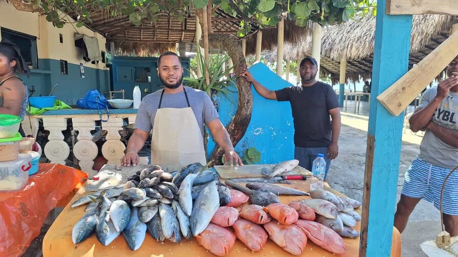 Vendedores de pescado en San Cristóbal reportan ventas mixtas y precios variados en Viernes Santo