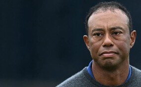 Nuevo video muestra que Tiger Woods miraba su m&oacute;vil en el momento del accidente de tr&aacute;fico