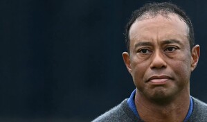 Nuevo video muestra que Tiger Woods miraba su m&oacute;vil en el momento del accidente de tr&aacute;fico